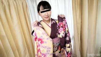 一個穿著長和服的柔軟大乳房女孩卡明