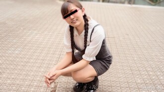 對屁股發展也很感興趣的紅框眼鏡女孩