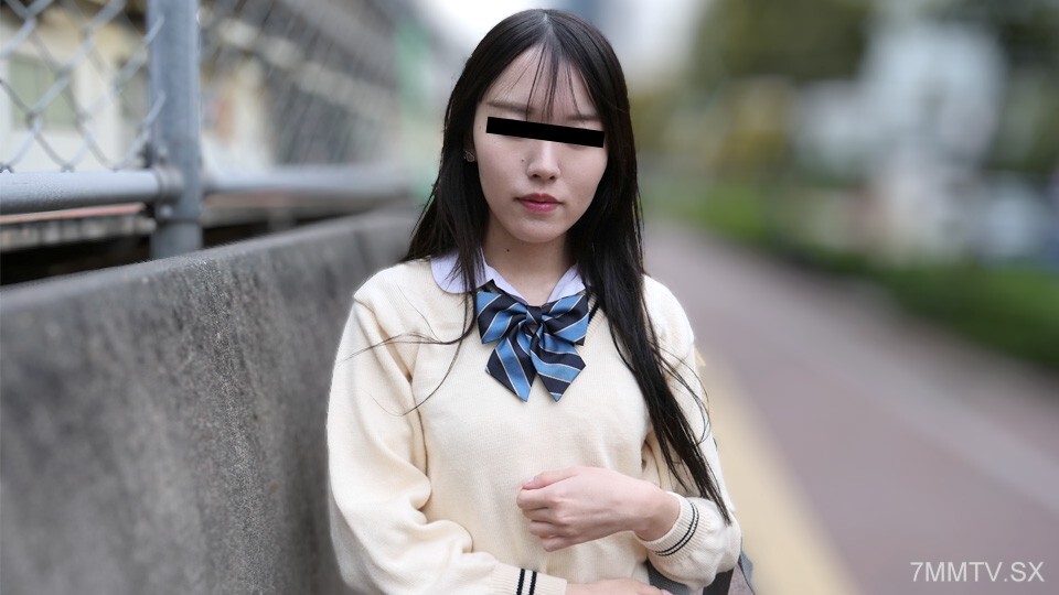 一個穿著制服的女孩在火車上玩yamashita moeka