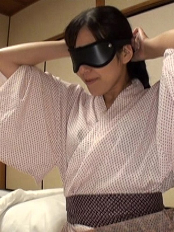 AVOP-179 【特別優惠】與美麗成熟的女性「葵詩穗」在露天浴池中激情纏綿。當她的乳頭被挑逗時，她說：「我的乳頭很敏感。」她還在口交過程中展示了一種黏膩的吸吮技巧。當她被從後面舔舐陰蒂時，她發出的呻吟聲無比性感。 - 葵紫穗