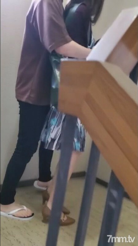 【個人】浪費家の美人妻。叫び抵抗して嫌がるも寝室で2本の他人棒に中出しされる