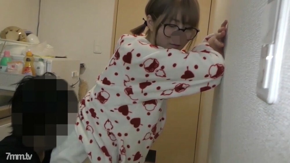 【무・개인 촬영・질 내 사정・기간 한정 400pt 오프】집에서 이물도 지포도 삽입되어 질 내 사정되는 20세의 전문 학생
