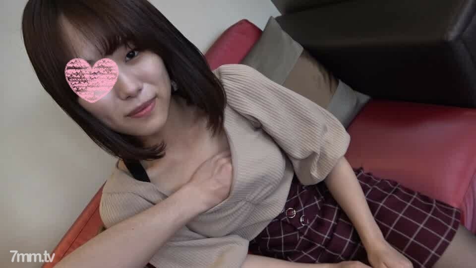 銀行の窓口で働く社会人２年目の美人スレンダー。黒ストッキングを破いた先には大量の愛液がこぼれ落ちる。 大量潮吹きに羞恥の表情、美しいお顔に大量顔射。