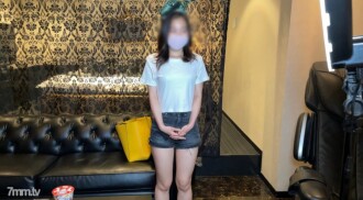 初撮影！経験人数2人で大好きな彼氏と旅行帰りの後に内緒で見知らぬおじさんと超可愛い娘がハメハメ！先に帰宅した大好きな彼氏と生電話中に生S⚫︎X【個人撮影】特典初３Pで最初で最後の思い出♡ 