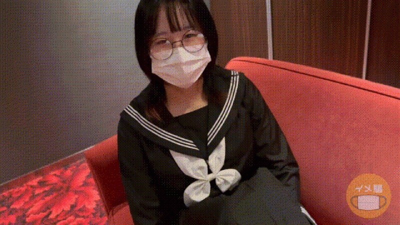 FC2-PPV-4878776 【限時特惠 800 PT！ ！ ！ 】我偷拍了一位戴眼鏡的美女拍攝寫真【超值套餐】