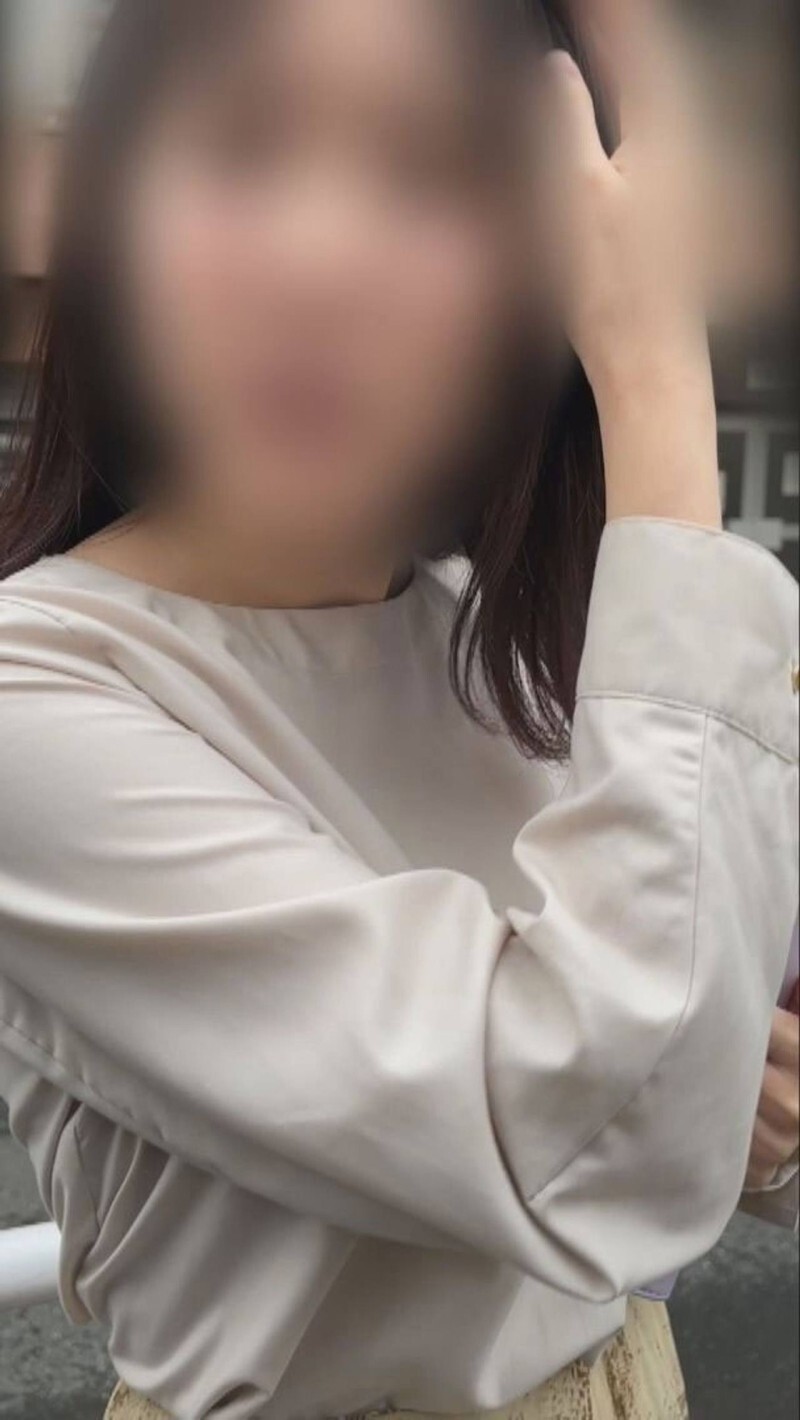 FC2-PPV-4891947 【個人】已婚鋼琴教師試圖禮貌地離開，但無法擺脫糾纏。她鬆開拳頭，拼命忍耐，卻被陌生人陰莖帶來的快感所淹沒。