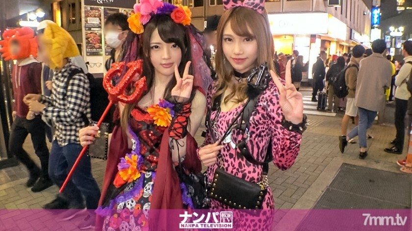 渋谷ハロウィン当日！大騒ぎ！逮捕者続出のさなか、仮装ナンパ師突入！ピンク女豹の巨乳ギャル＆小悪魔セクシーな美女2人組にワンチャン狙いでグイグイ声掛けー！暴徒と化したパリピたちを横目に、ホテルで4P乱痴気騒ぎ！！