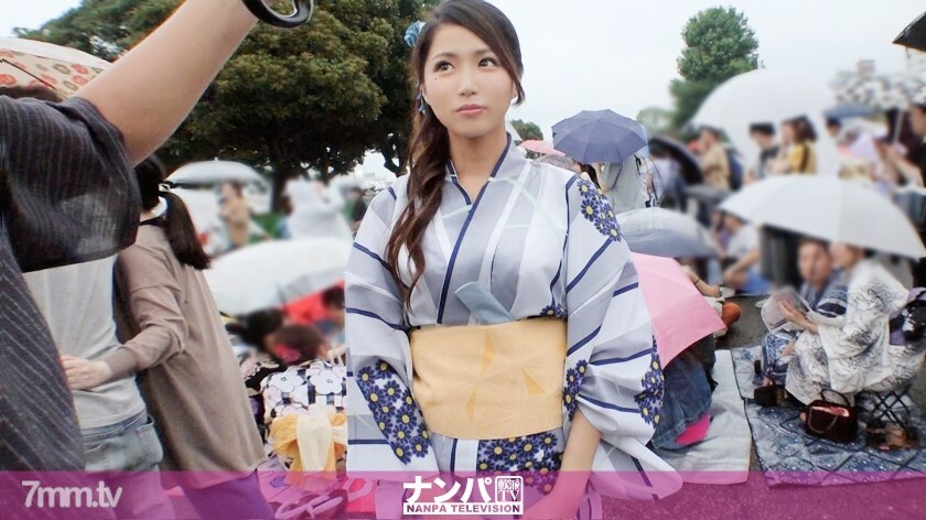 花火大会ナンパ 08 花火大会帰りの浴衣お姉様2人組をGET！先輩が一緒だからと安心しきった後輩ちゃんは酔っ払って隙だらけ！別室に連れ込んでほろ酔いの寝込みを襲っちゃうよ～♪はだけた浴衣姿がたまらない！