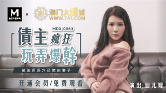 債権者は彼女の猫で借金を支払うことを余儀なくされた妻と狂ったように遊ぶ