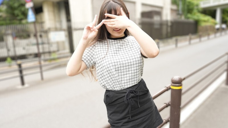MUSUME-111125_01 一位資深女兵吐著舌頭，擺出比出和平手勢的顏藝表情。 - 反町智美